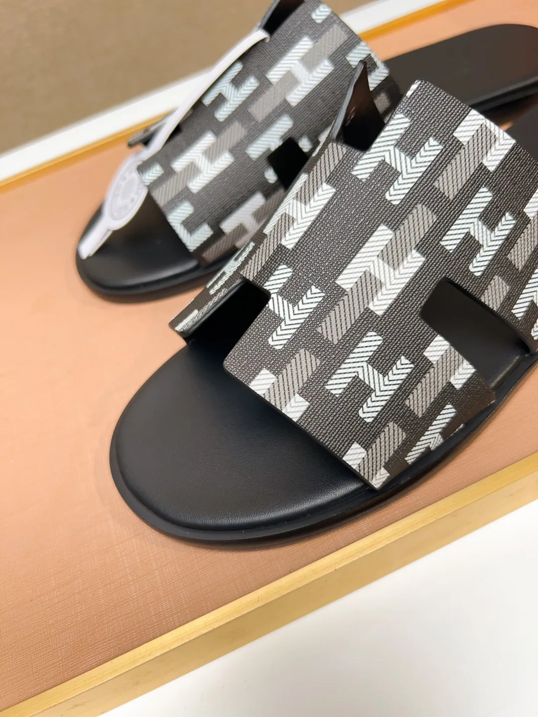 Men's clothing and shoes 💰280 💅💅💅 new arrival. Hermes Hermes official website latest counter synchronized new oran color leather H slippers, the original Paris version flew back to the original model and opened the mold to make it perfectly🍌The highest quality Sincerity, you can enter and leave the counter at will [Deyi] The upper is made of original customized  colored palm prints, crocodile print, ostrich print, colored cow leather, colored cow suede, 🤔 horse hair, 🥳 colored diamonds, 🥰 3D printing, and other genuine leather slippers, imported cow pattern foot pad lining, Italian  latest original genuine leather combination outsole Code number: 38-48 (customized at 46.47.48) Can be made into picture combination sole with genuine leather pattern and ordinary molded outsole